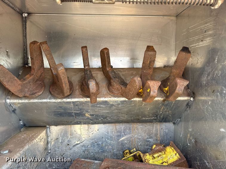 image for item EG6054 2008 Peterbilt 335 tow truck