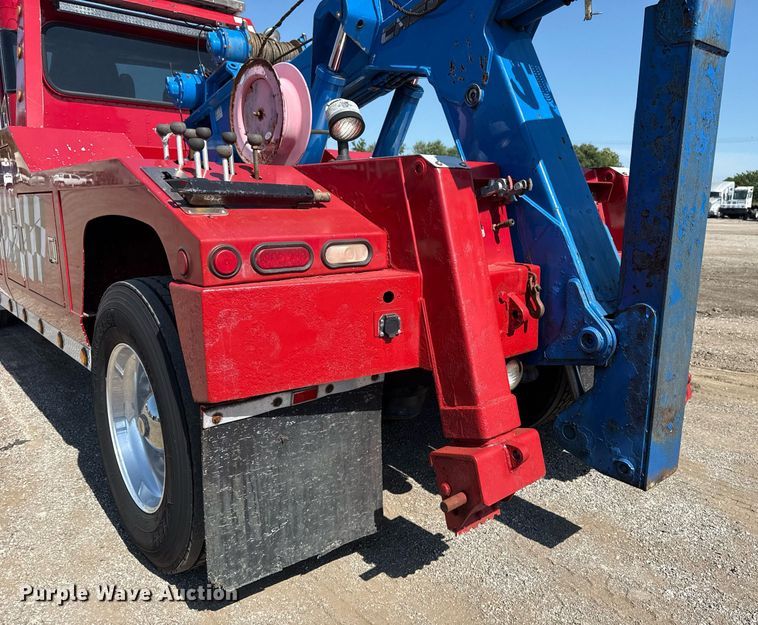 image for item EG6054 2008 Peterbilt 335 tow truck