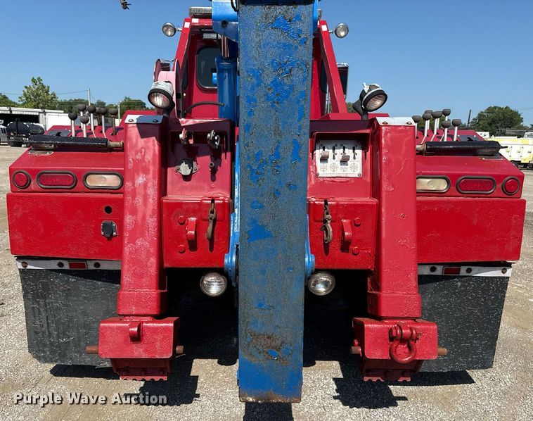 image for item EG6054 2008 Peterbilt 335 tow truck