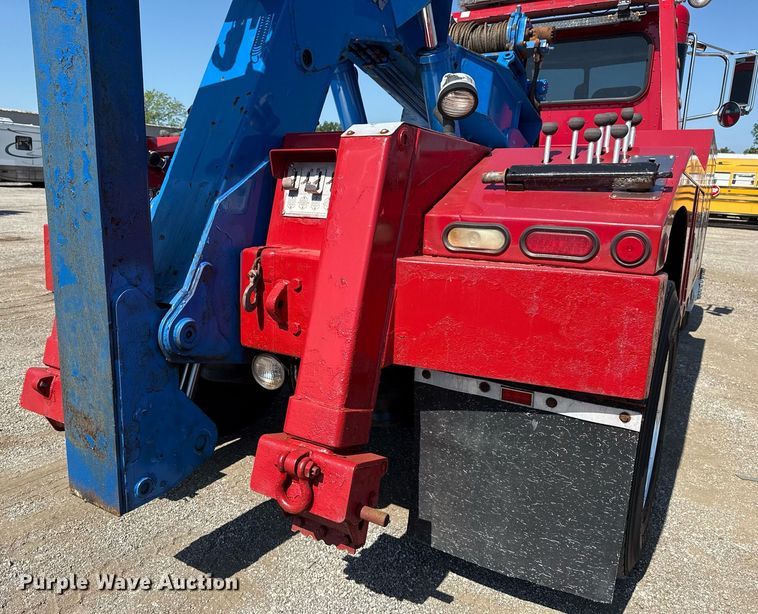 image for item EG6054 2008 Peterbilt 335 tow truck