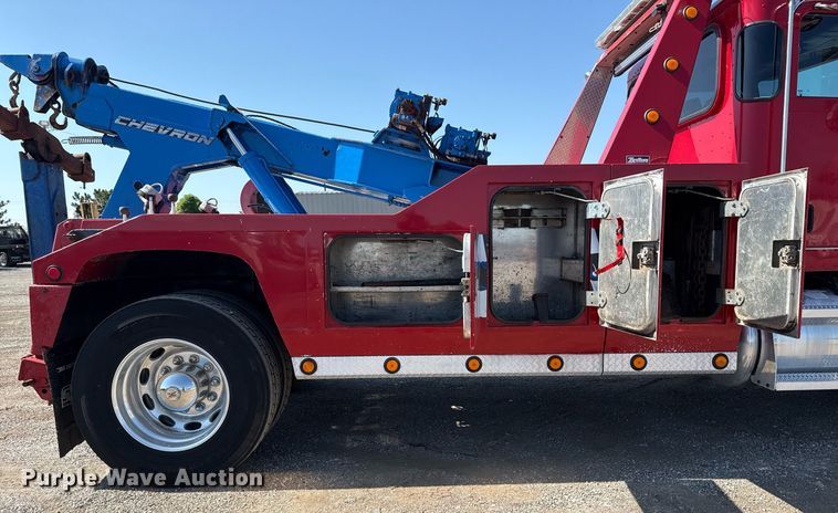 image for item EG6054 2008 Peterbilt 335 tow truck