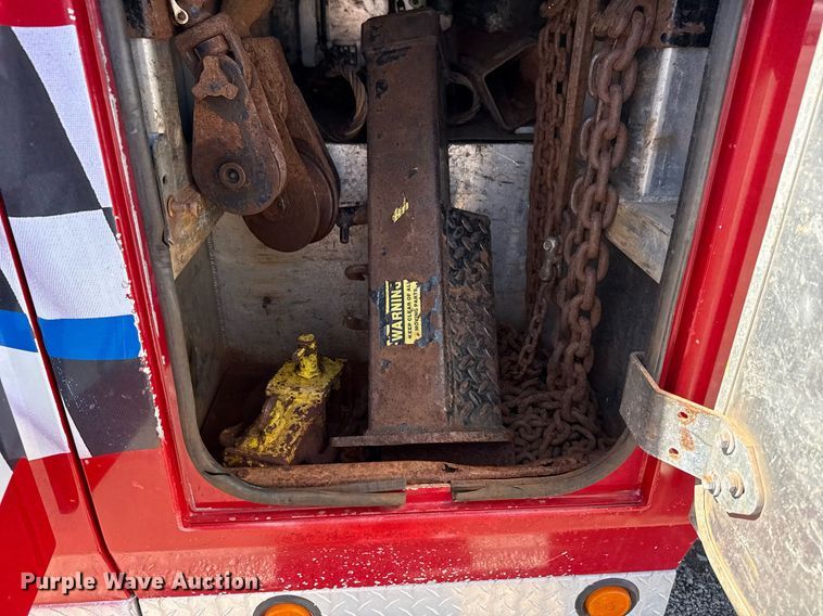 image for item EG6054 2008 Peterbilt 335 tow truck