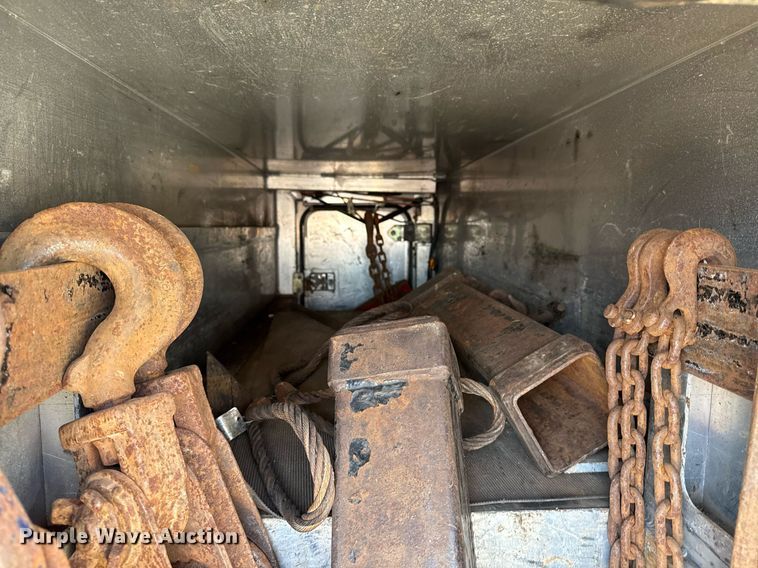 image for item EG6054 2008 Peterbilt 335 tow truck