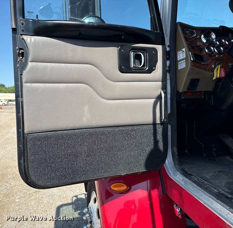 image for item EG6054 2008 Peterbilt 335 tow truck