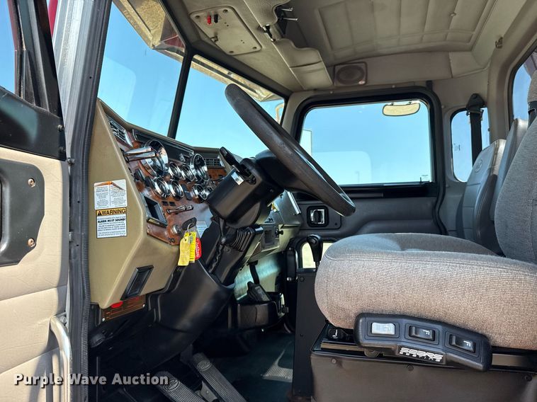 image for item EG6054 2008 Peterbilt 335 tow truck