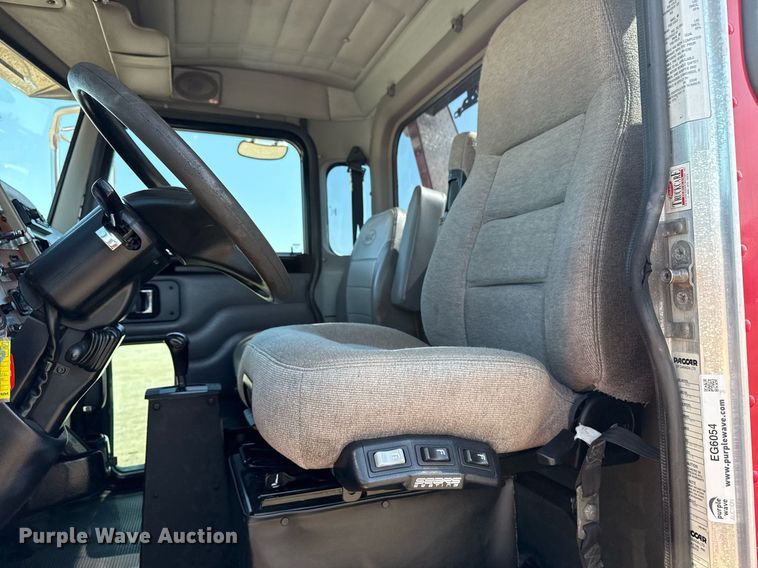 image for item EG6054 2008 Peterbilt 335 tow truck