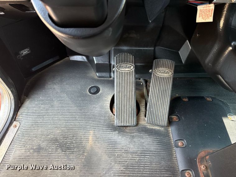 image for item EG6054 2008 Peterbilt 335 tow truck