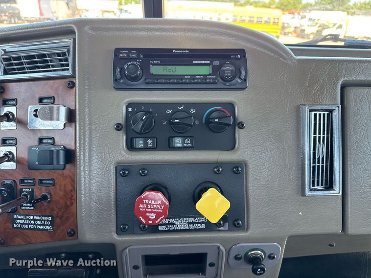 image for item EG6054 2008 Peterbilt 335 tow truck