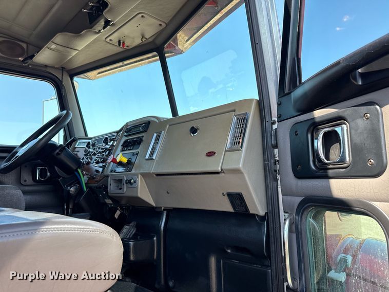 image for item EG6054 2008 Peterbilt 335 tow truck