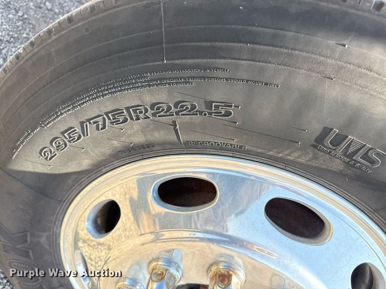 image for item EG6054 2008 Peterbilt 335 tow truck