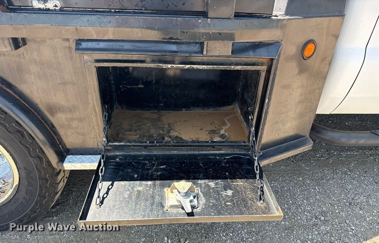 image for item EG6056 2008 Ford F350 Super Duty SuperCab flatbed pickup truck