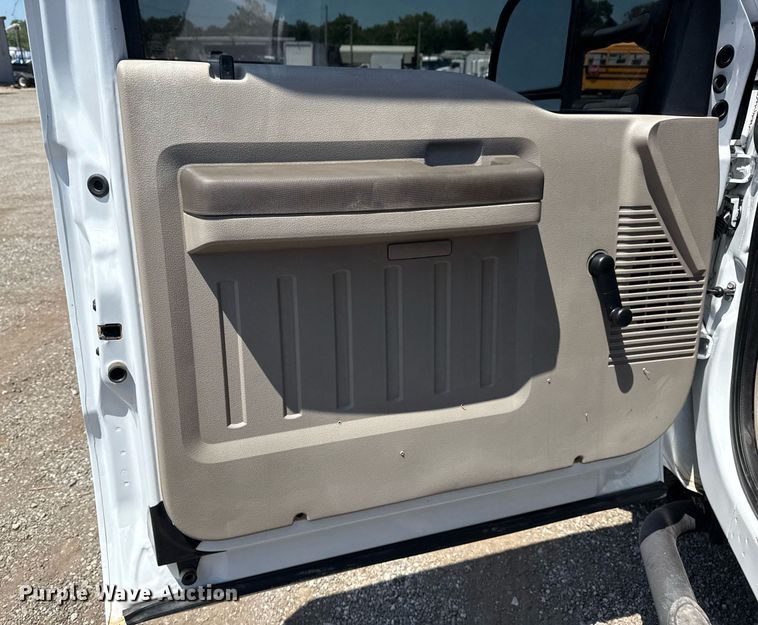 image for item EG6056 2008 Ford F350 Super Duty SuperCab flatbed pickup truck