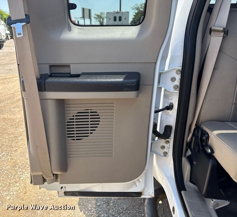 image for item EG6056 2008 Ford F350 Super Duty SuperCab flatbed pickup truck