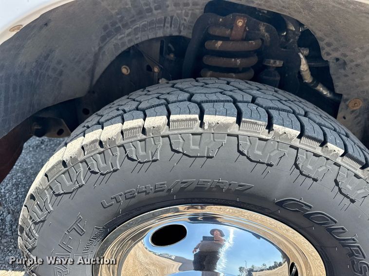 image for item EG6056 2008 Ford F350 Super Duty SuperCab flatbed pickup truck