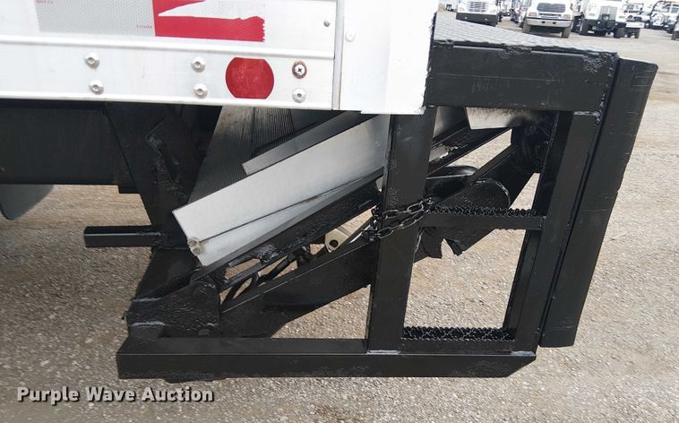 image for item EG8250 2002 Freightliner FL70 box truck