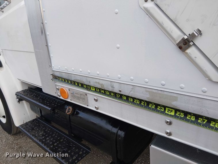 image for item EG8250 2002 Freightliner FL70 box truck