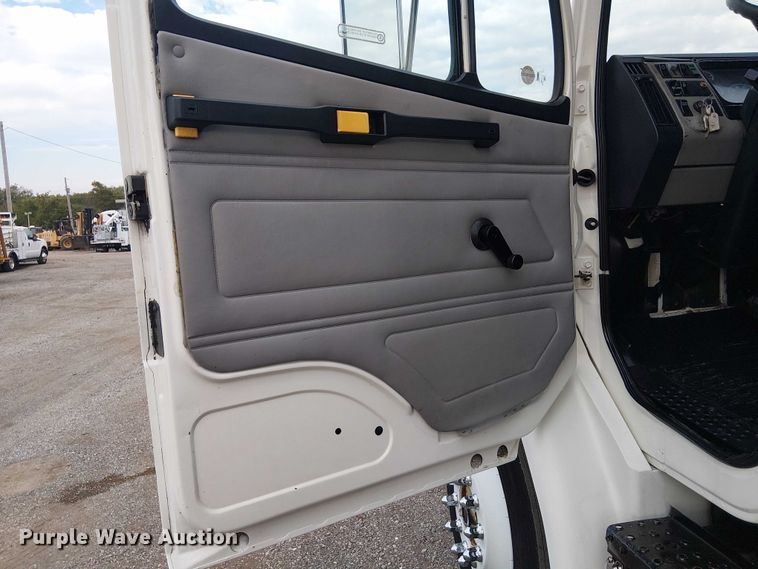 image for item EG8250 2002 Freightliner FL70 box truck