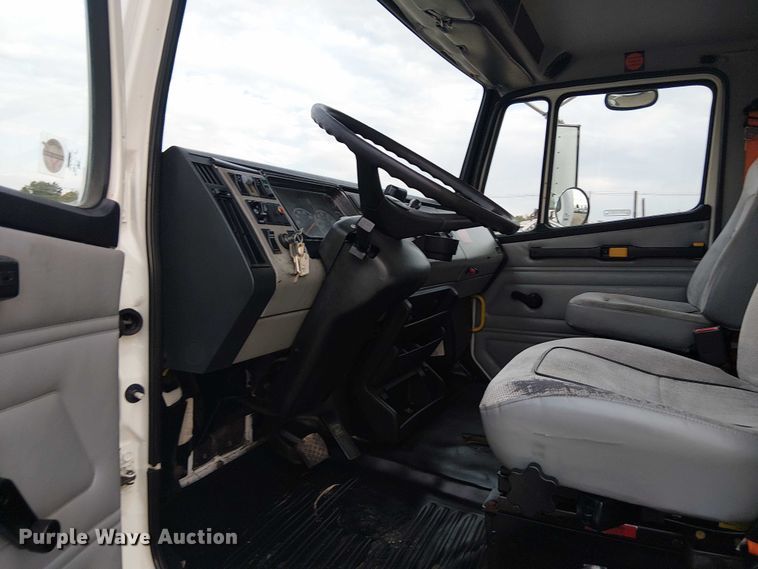 image for item EG8250 2002 Freightliner FL70 box truck