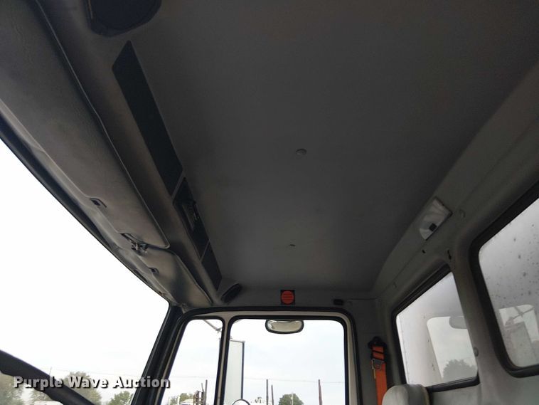 image for item EG8250 2002 Freightliner FL70 box truck