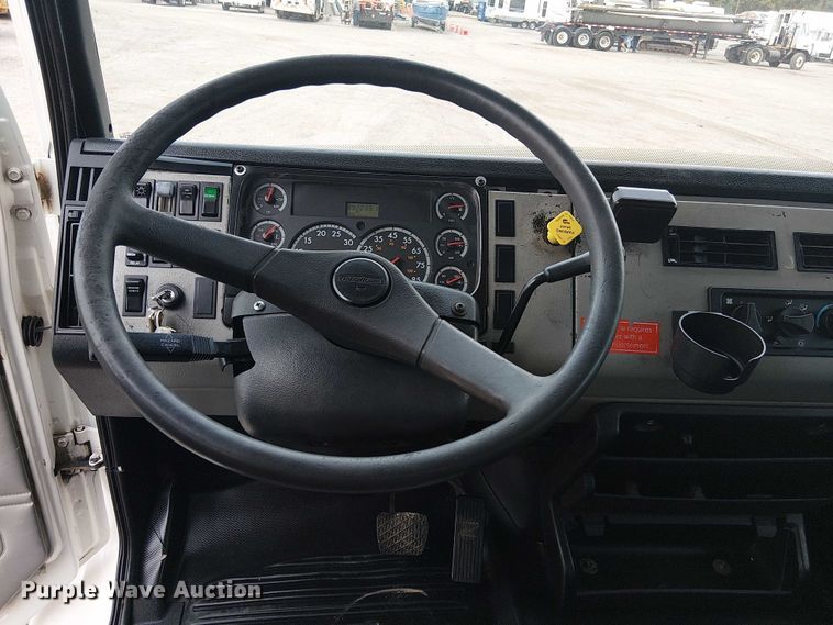 image for item EG8250 2002 Freightliner FL70 box truck