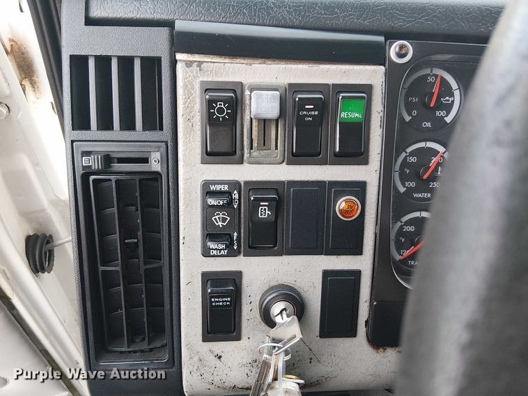 image for item EG8250 2002 Freightliner FL70 box truck