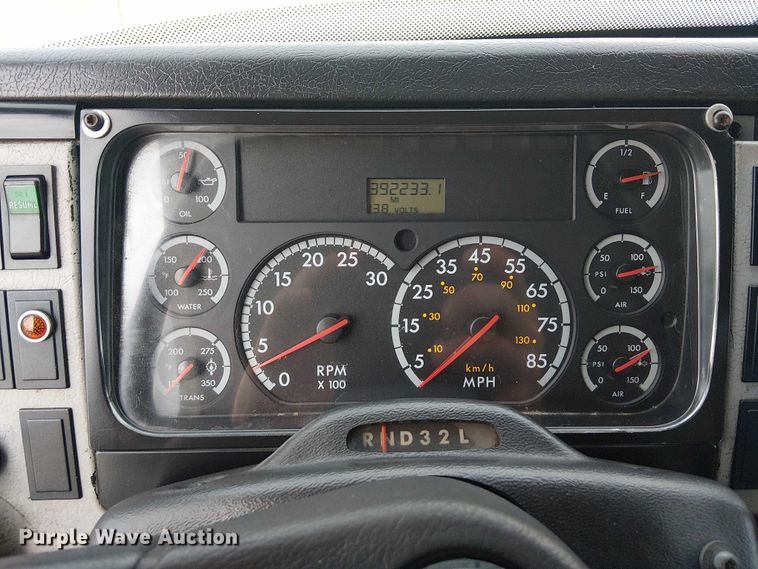 image for item EG8250 2002 Freightliner FL70 box truck