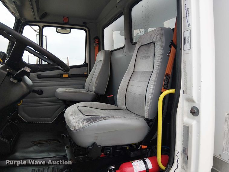 image for item EG8250 2002 Freightliner FL70 box truck