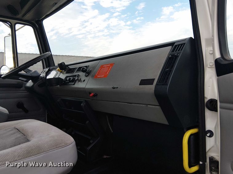 image for item EG8250 2002 Freightliner FL70 box truck