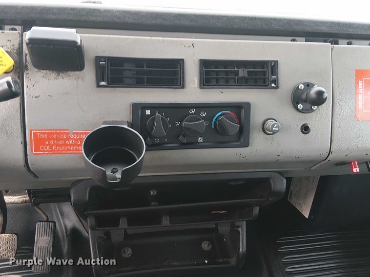 image for item EG8250 2002 Freightliner FL70 box truck