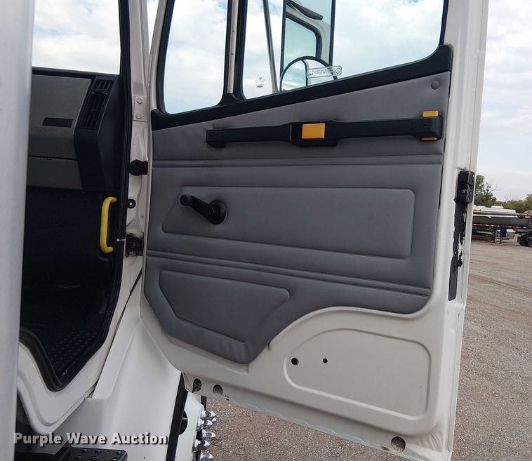 image for item EG8250 2002 Freightliner FL70 box truck