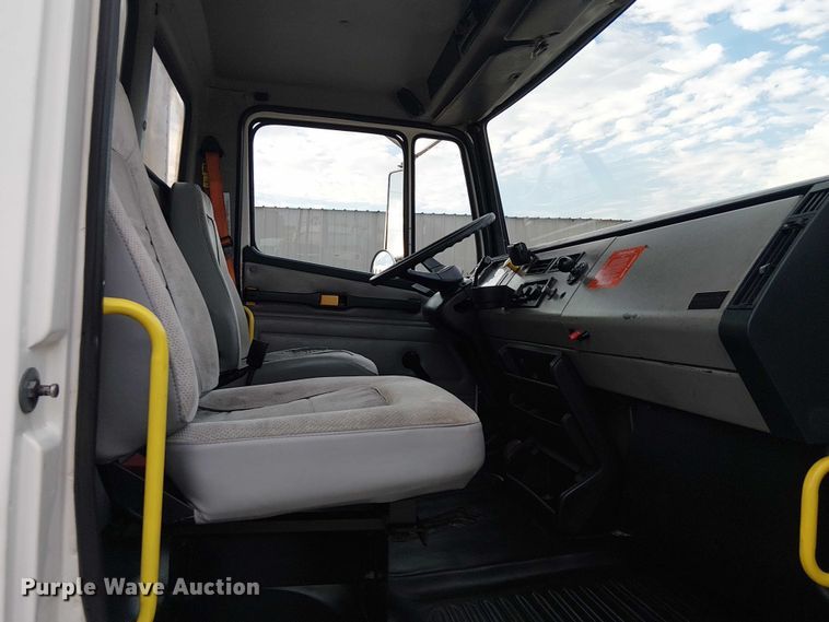 image for item EG8250 2002 Freightliner FL70 box truck