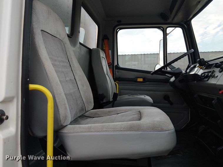 image for item EG8250 2002 Freightliner FL70 box truck