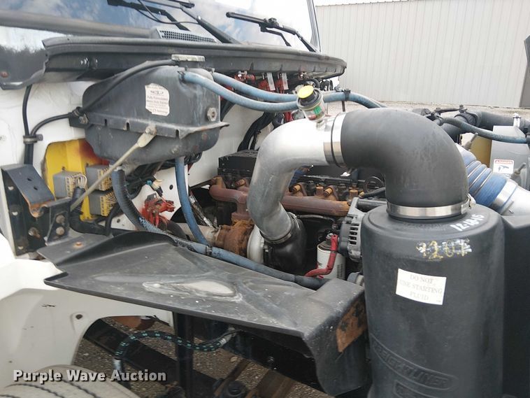 image for item EG8250 2002 Freightliner FL70 box truck