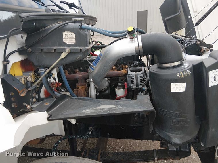 image for item EG8250 2002 Freightliner FL70 box truck