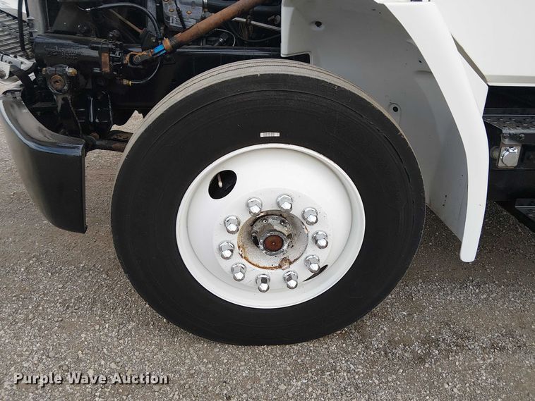 image for item EG8250 2002 Freightliner FL70 box truck