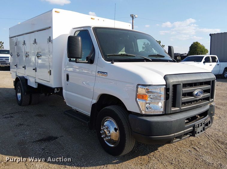 image for item EG8262 2018 Ford E450 Super Duty delivery truck