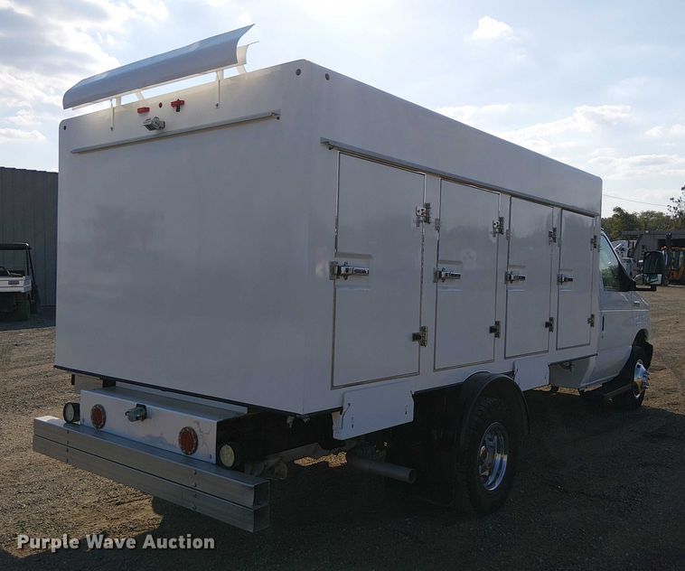 image for item EG8262 2018 Ford E450 Super Duty delivery truck
