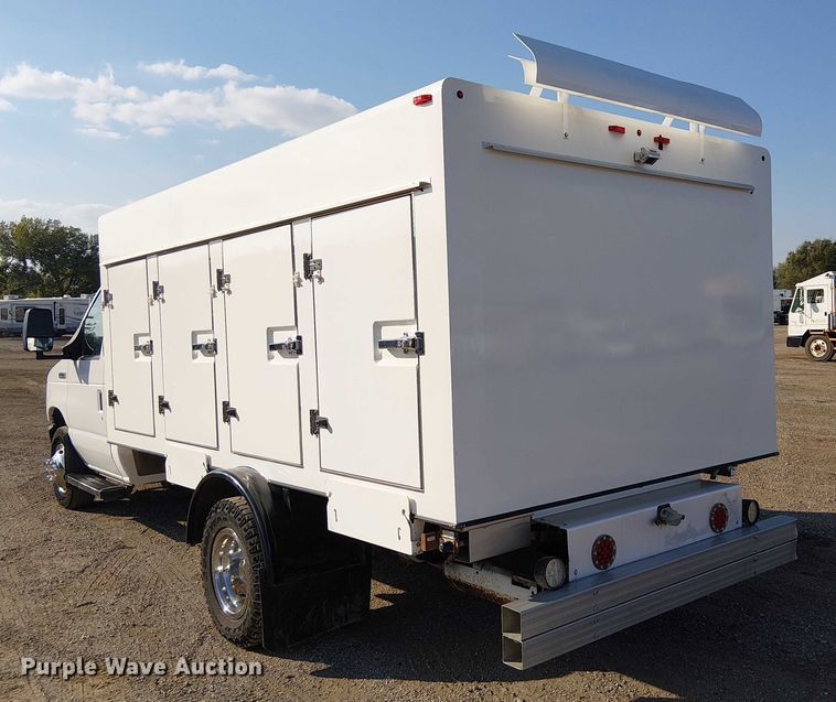 image for item EG8262 2018 Ford E450 Super Duty delivery truck