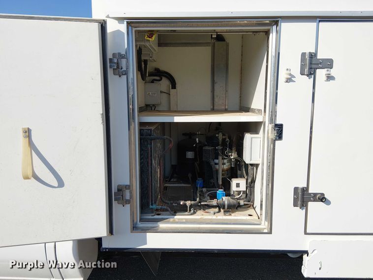 image for item EG8262 2018 Ford E450 Super Duty delivery truck