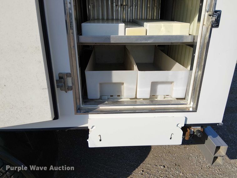 image for item EG8262 2018 Ford E450 Super Duty delivery truck