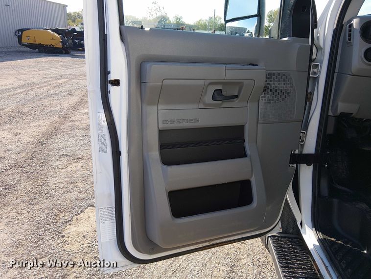 image for item EG8262 2018 Ford E450 Super Duty delivery truck