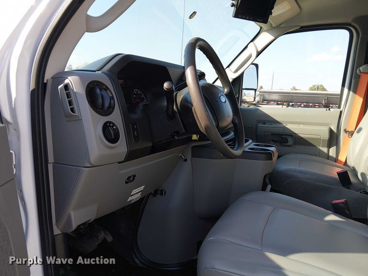 image for item EG8262 2018 Ford E450 Super Duty delivery truck