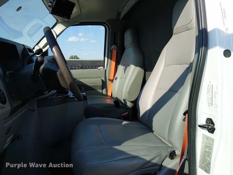 image for item EG8262 2018 Ford E450 Super Duty delivery truck