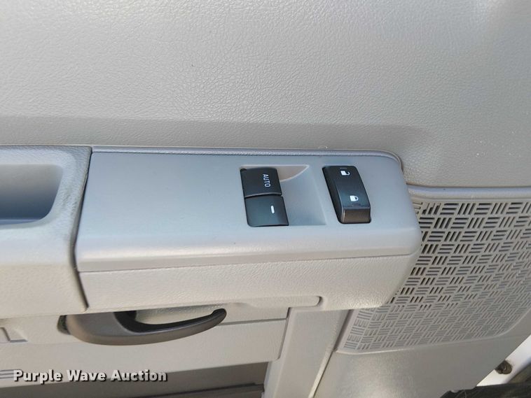 image for item EG8262 2018 Ford E450 Super Duty delivery truck