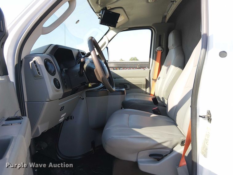 image for item EG8262 2018 Ford E450 Super Duty delivery truck