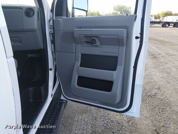 image for item EG8262 2018 Ford E450 Super Duty delivery truck