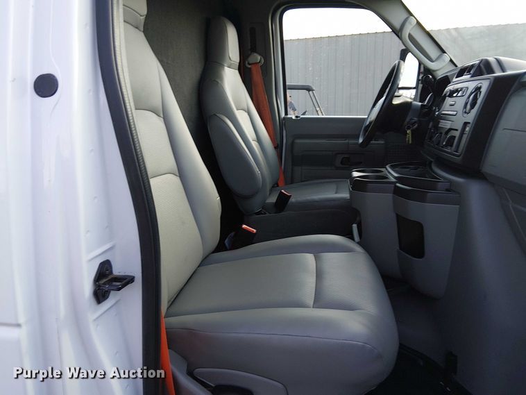 image for item EG8262 2018 Ford E450 Super Duty delivery truck