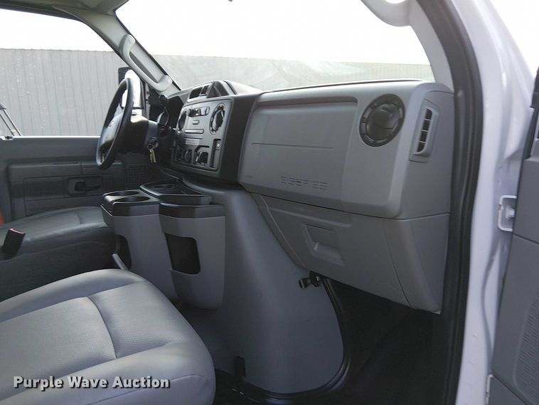 image for item EG8262 2018 Ford E450 Super Duty delivery truck