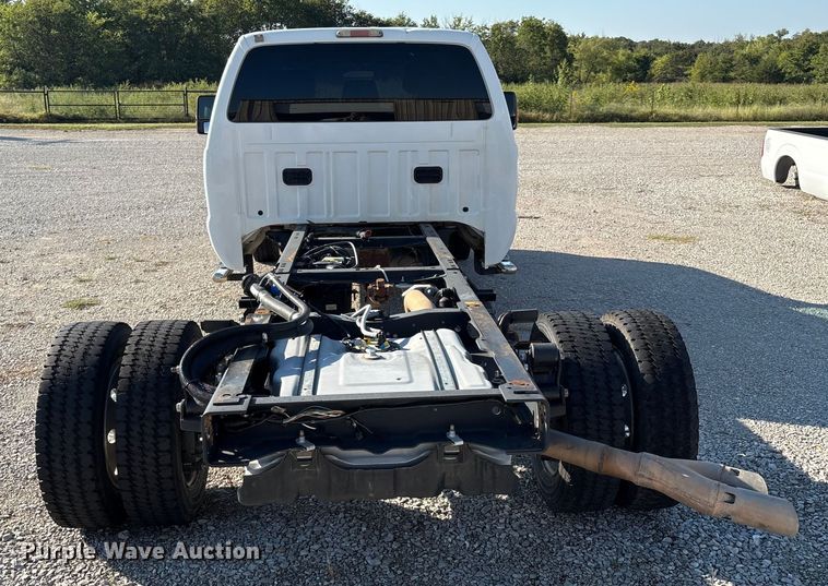image for item EH4068 2011 Ford F550 Super Duty Crew Cab truck cab and chassis