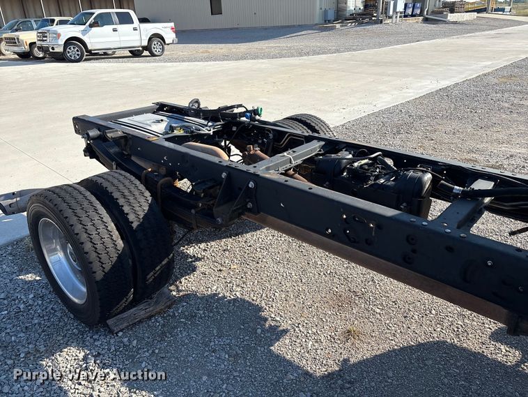 image for item EH4068 2011 Ford F550 Super Duty Crew Cab truck cab and chassis